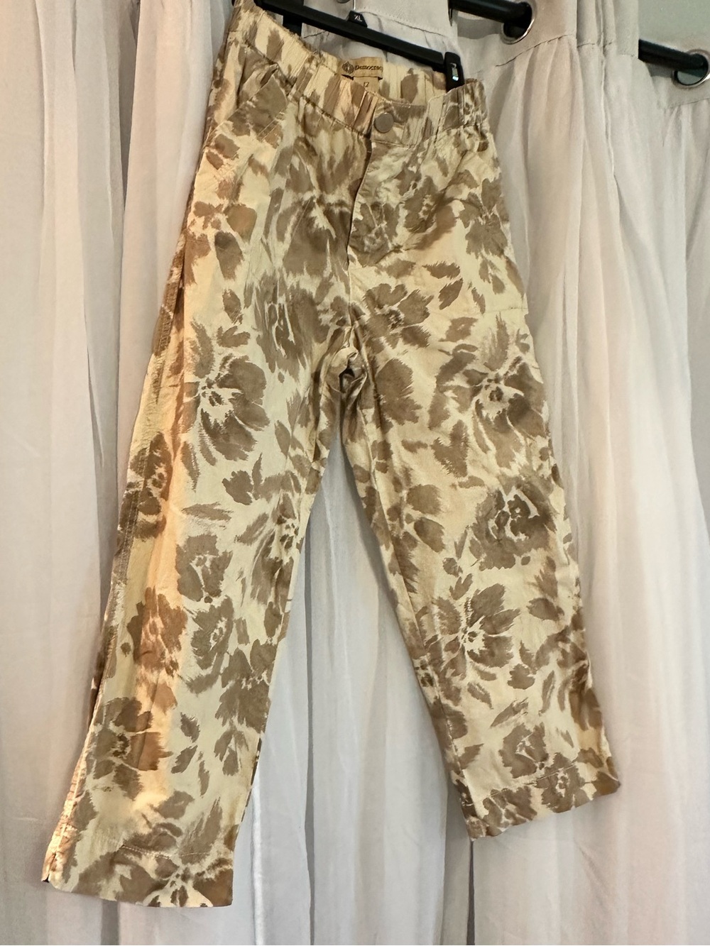 Democracy Beige Floral Cropped Pants - Picture 3 of 6